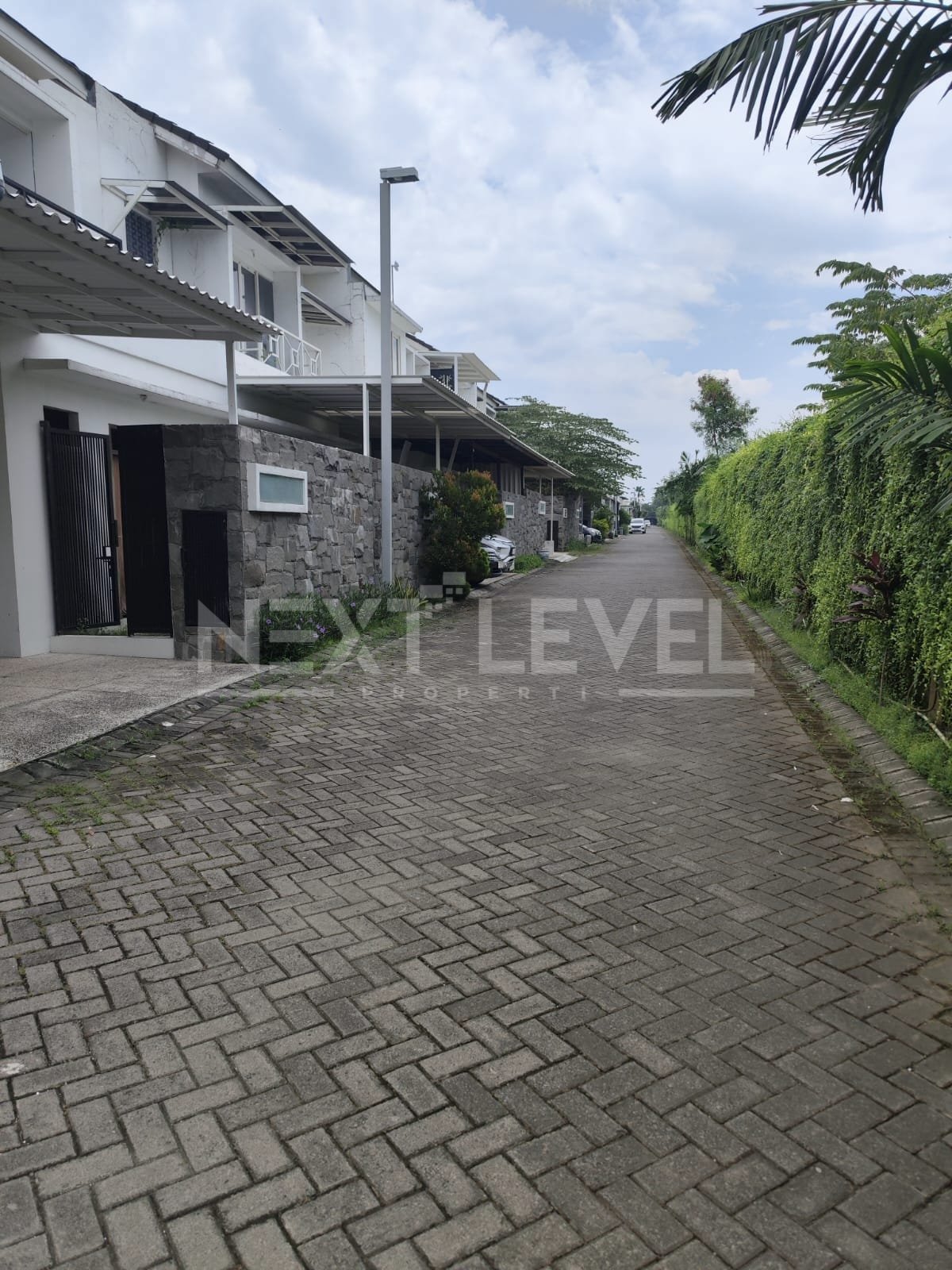 DIJUAL RUMAH WIYUNG LAKARSANTRI SURABAYA BARAT MODERN MINIMALIS 2 LANTAI