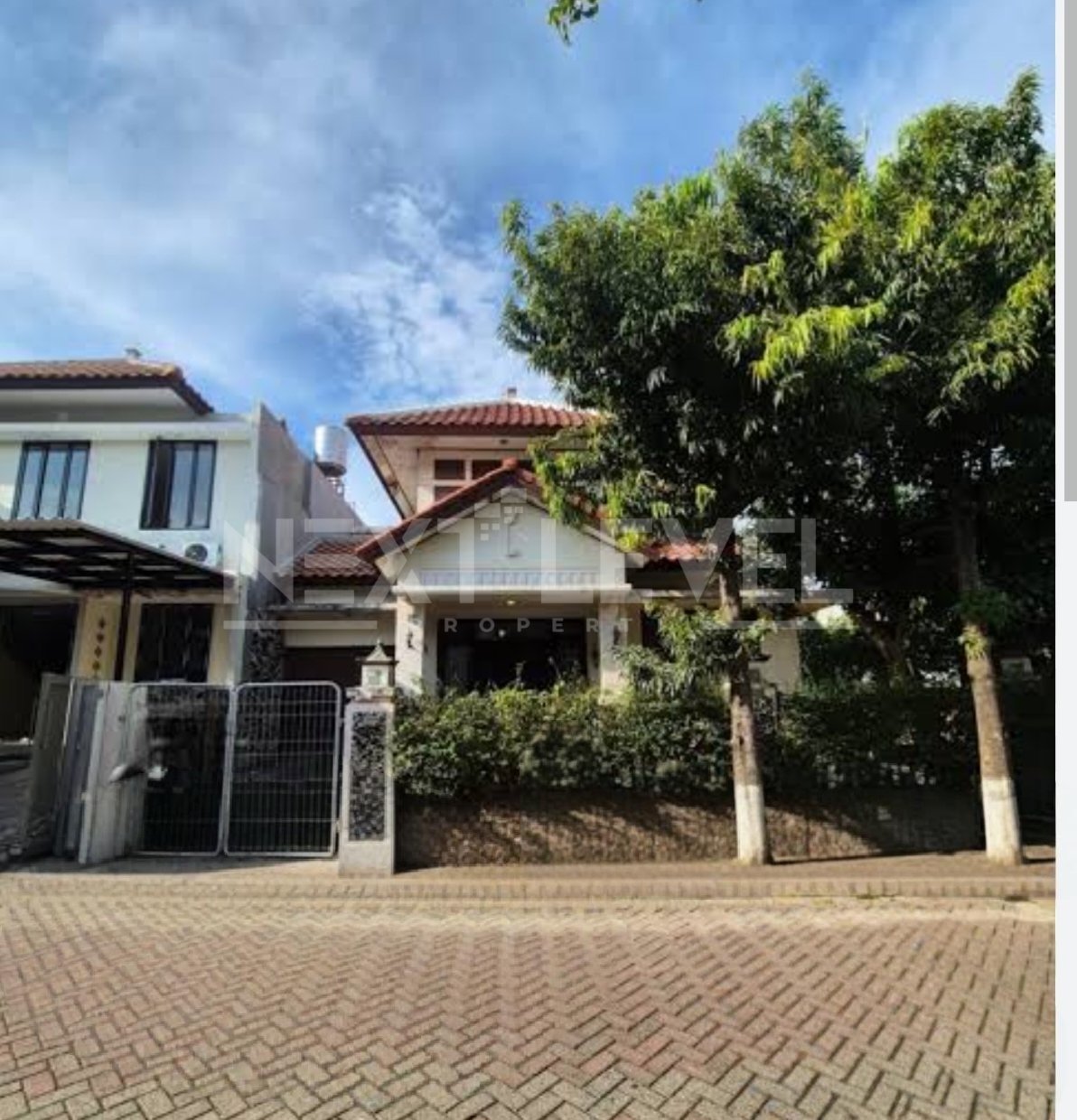 DIJUAL rumah Graha family 