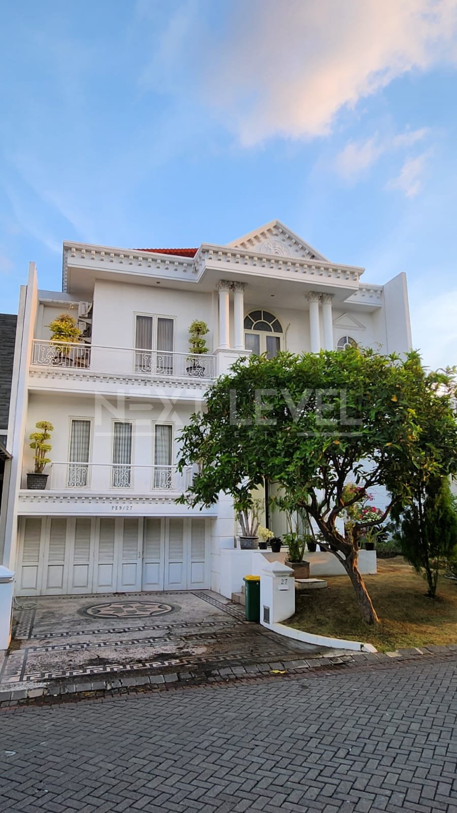Dijual Rumah Mewah Classic Modern di VBR Pakuwon Indah Surabaya Barat