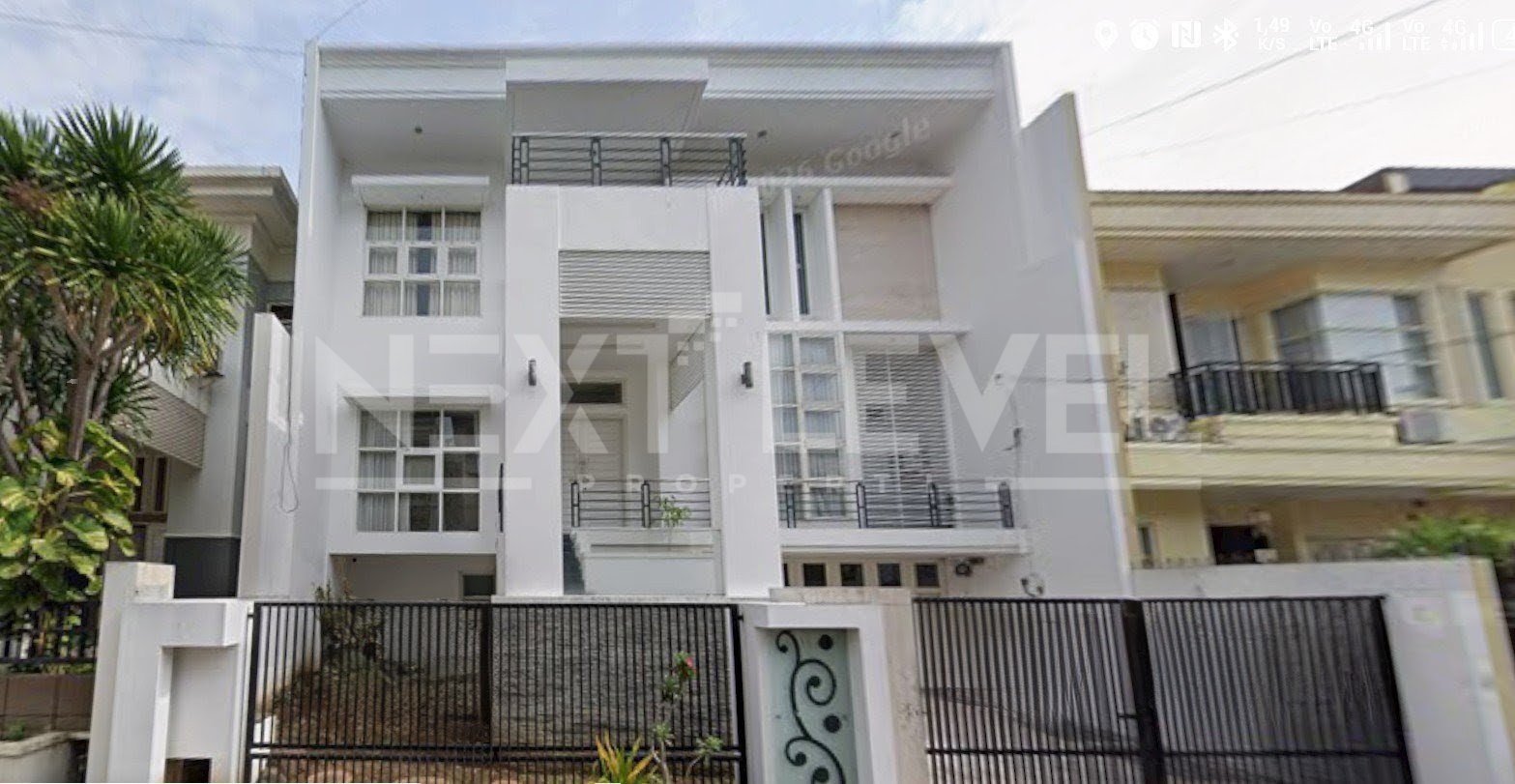 LUXURY MODERN HOUSE FOR SALE Rumah mewah dengan desain modern minimalis yang memancarkan kemewahan di setiap sudutnya. Cocok bagi Anda yang ingin rumah nyaman. 