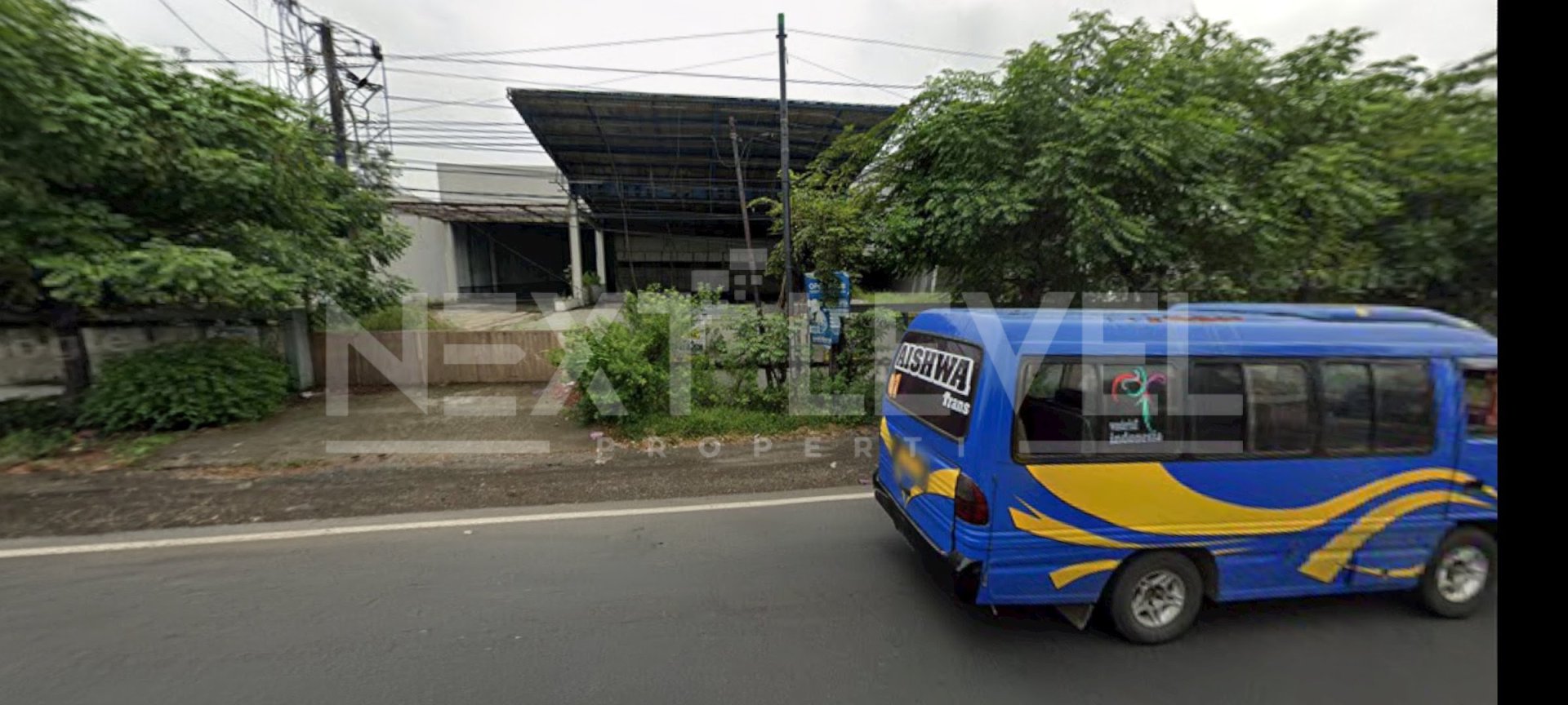 DIJUAL Tanah dan Bangunan di jalan Raya Kletek Sidoarjo. Sangat cocok untuk Showroom, perkantoran dengan lokasi yang sangat strategis di tepi jalan besar. 
