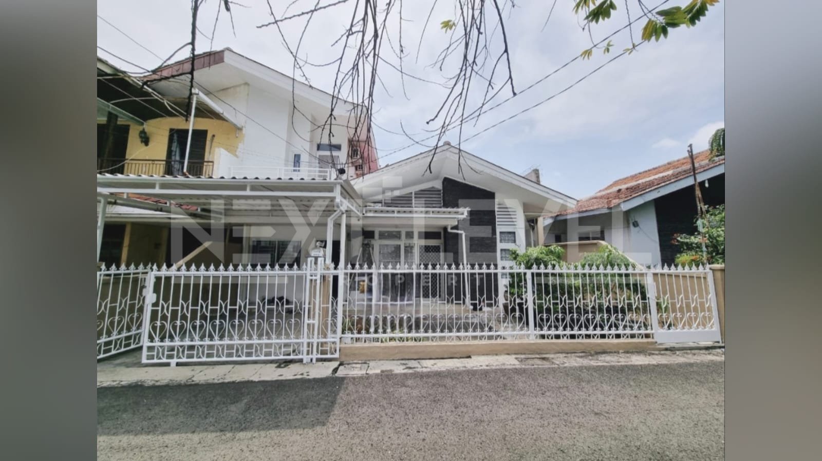 Rumah tinggal ( ada 6 kamar di sewa kan utk kost kost-an dan kami pakai management Mamikos untuk sewakan kost kost-an nya ) 