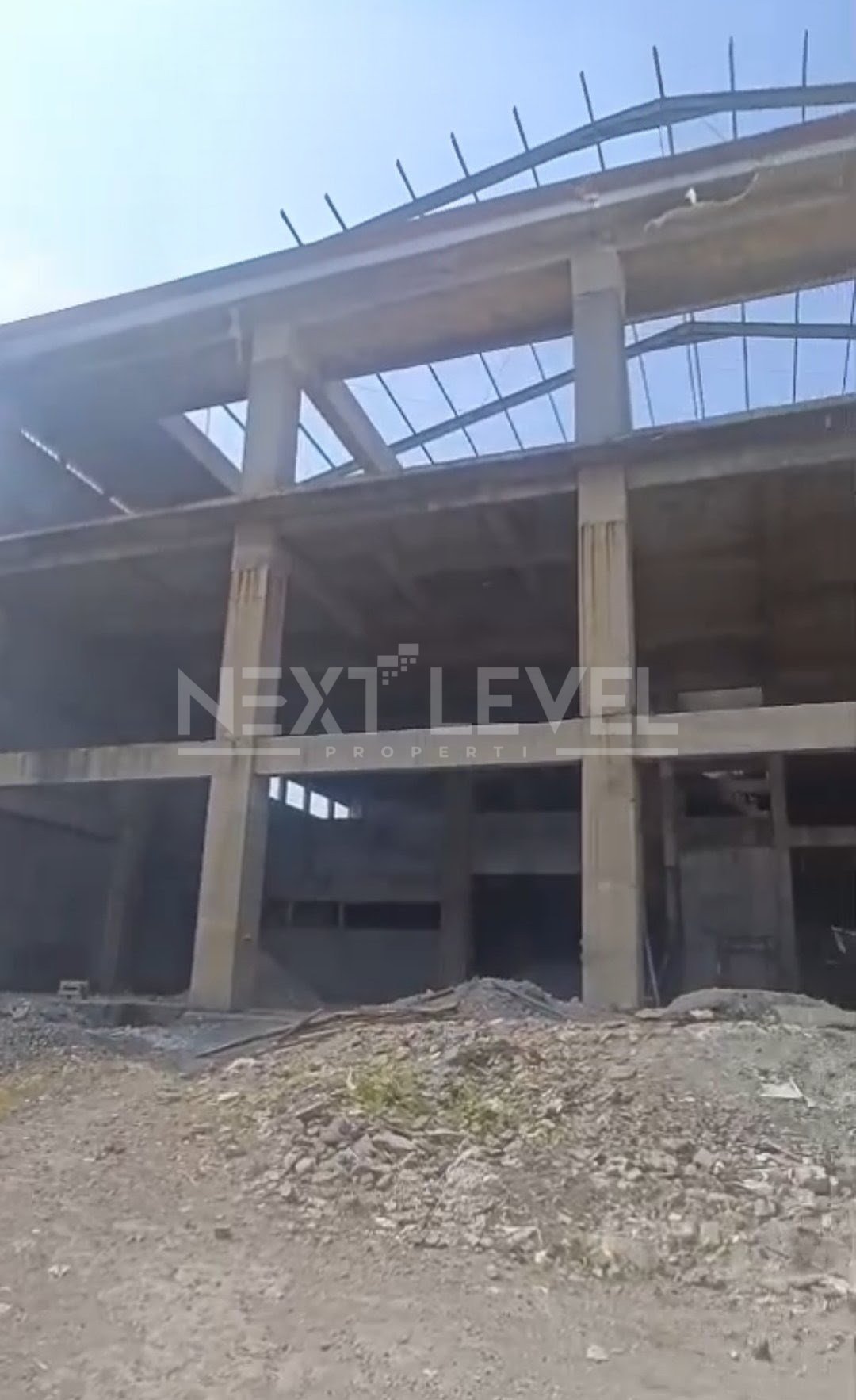 DIJUAL CEPAT! Gedung setengah jadi tepi jalan Raya Jenggolo Sidoarjo. Sangat cocok untuk Showroom mobil, perkantoran, dll