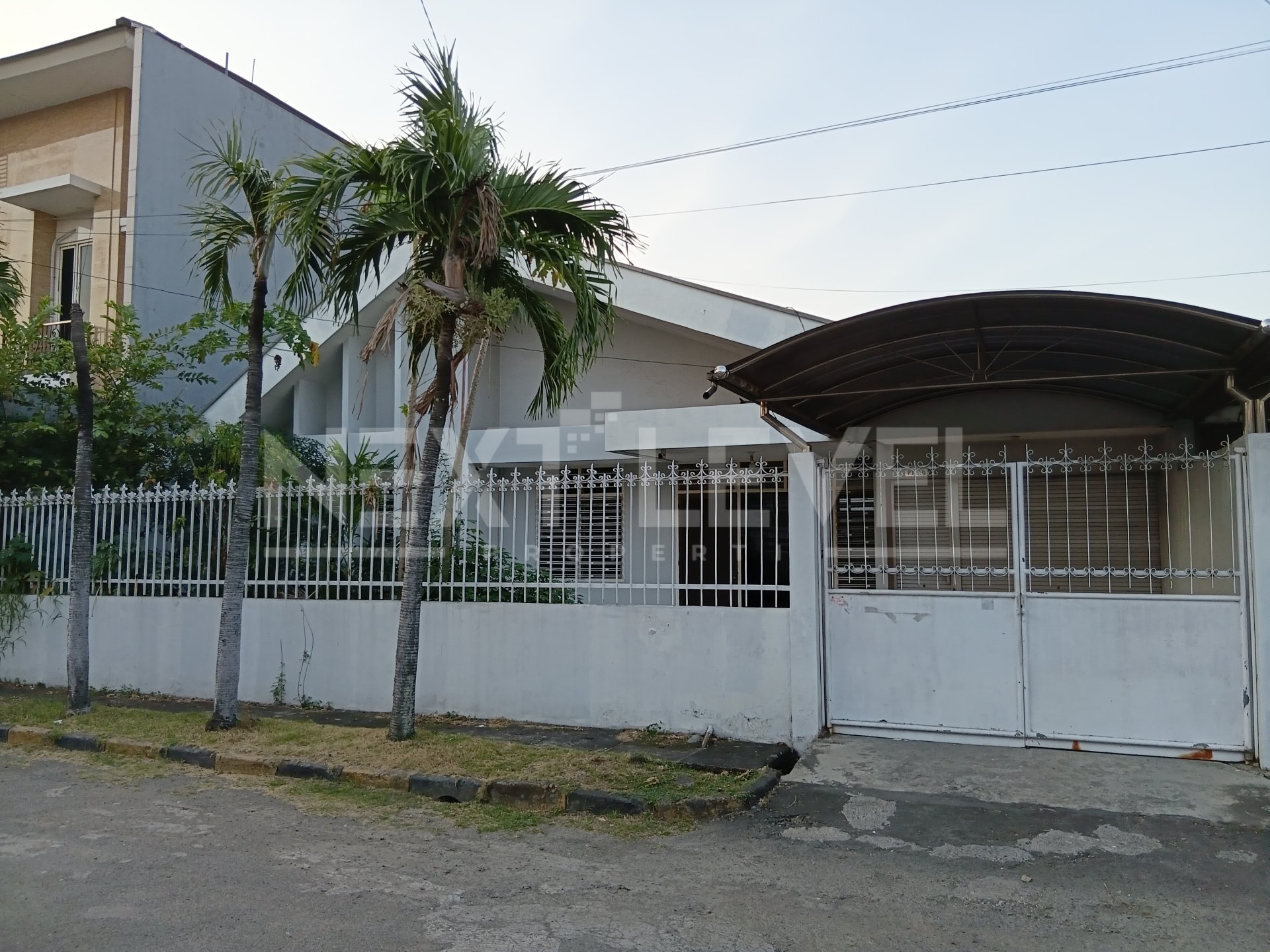 Disewakam rumah siap huni di Darmo Harapan Surabaya