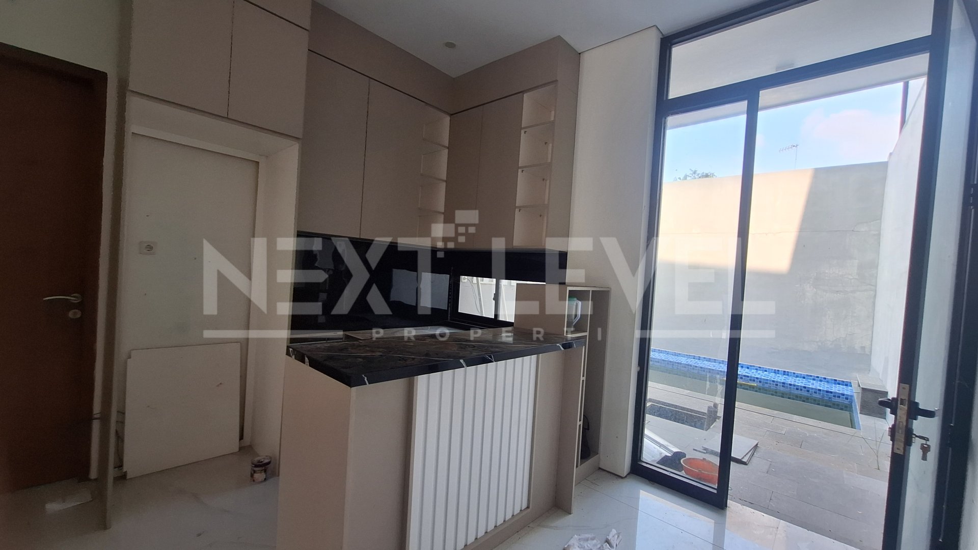 Rumah Mewah Baru 3 lantai  privat pool di Demangan Depok