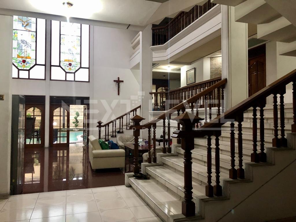 Rumah Mewah di Pusat Surabaya