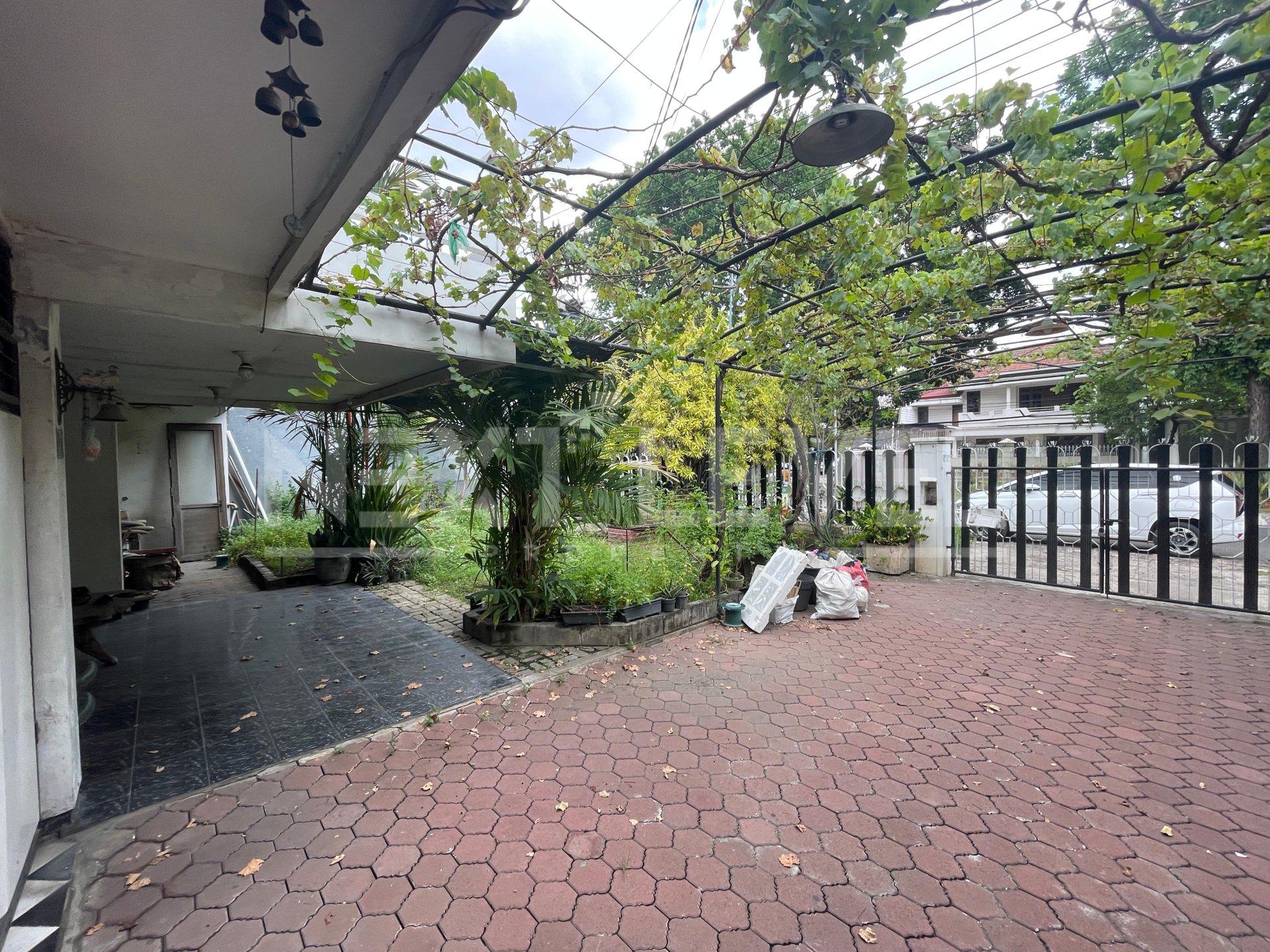 Dijual Rumah LUAS area kampus  UBAYA Tenggilis, Surabaya