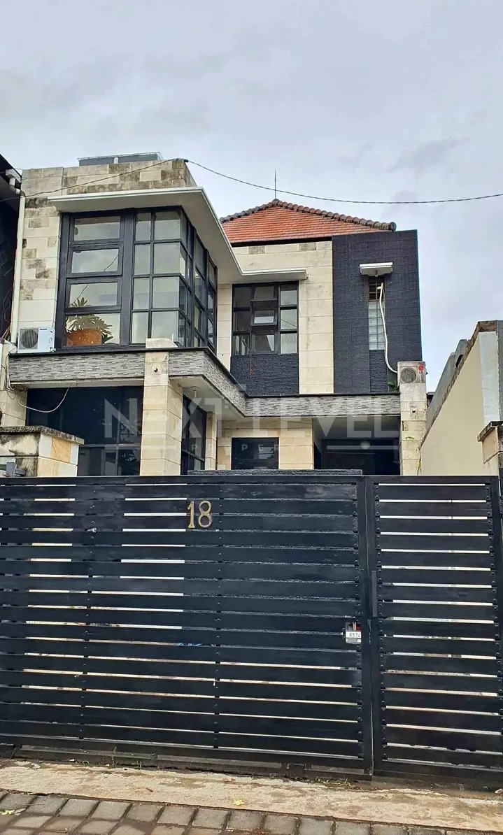 DIJUAL RUMAH 2 LANTAI STRATEGIS - DEKAT KAMPUS, PASAR, SUPERMARKET, DAN MALL
