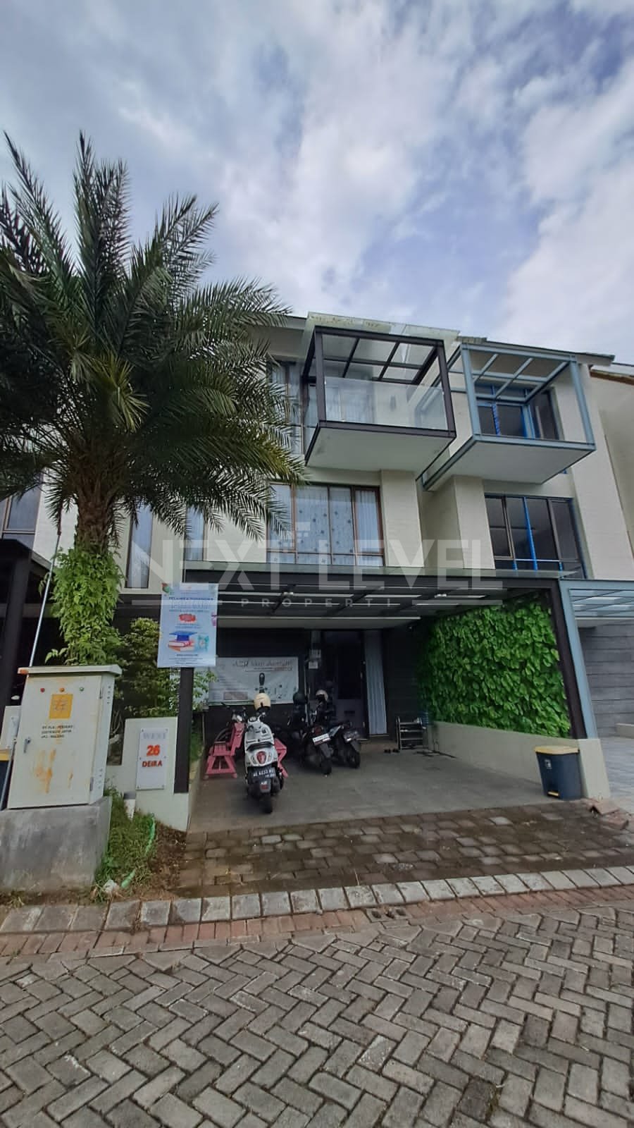 Rumah Modern 3 Lantai Permata Jingga West Diera Malang. Dekat Universitas Brawijaya, Politeknik Negeri Malang (Polinema), Gerbang Tol. MLG00140
