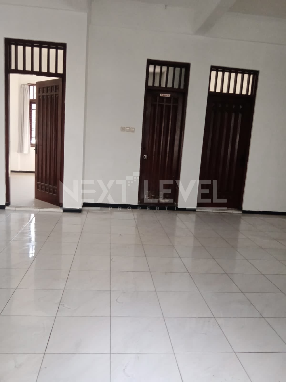 Disewakan rumah luas 600 m2 di raya perum deltasari. Cocok buat mess karyawan