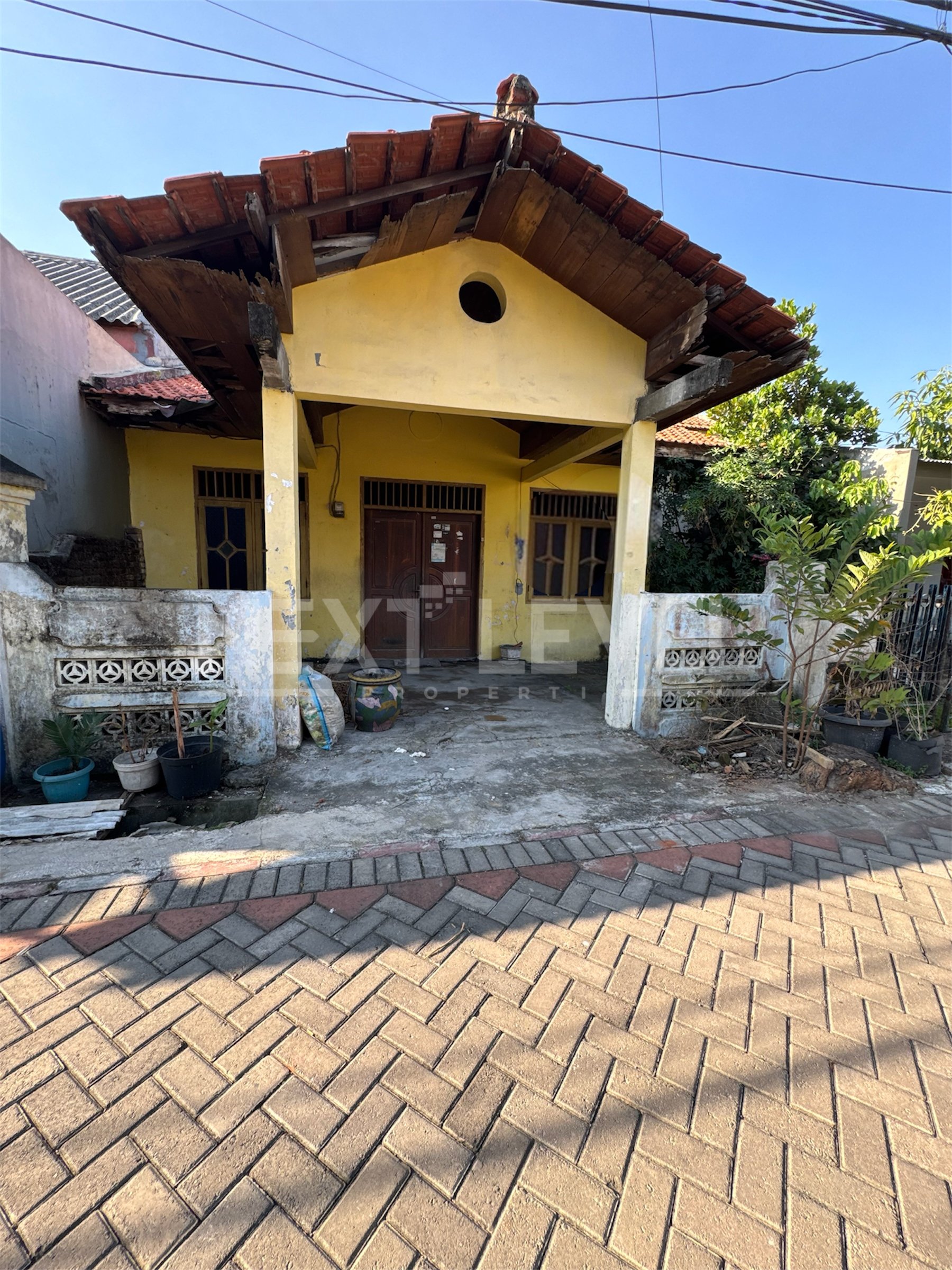 Dijual Rumah Tua Hitung Tanah di Perumahan Manggala Wiyung Surabaya