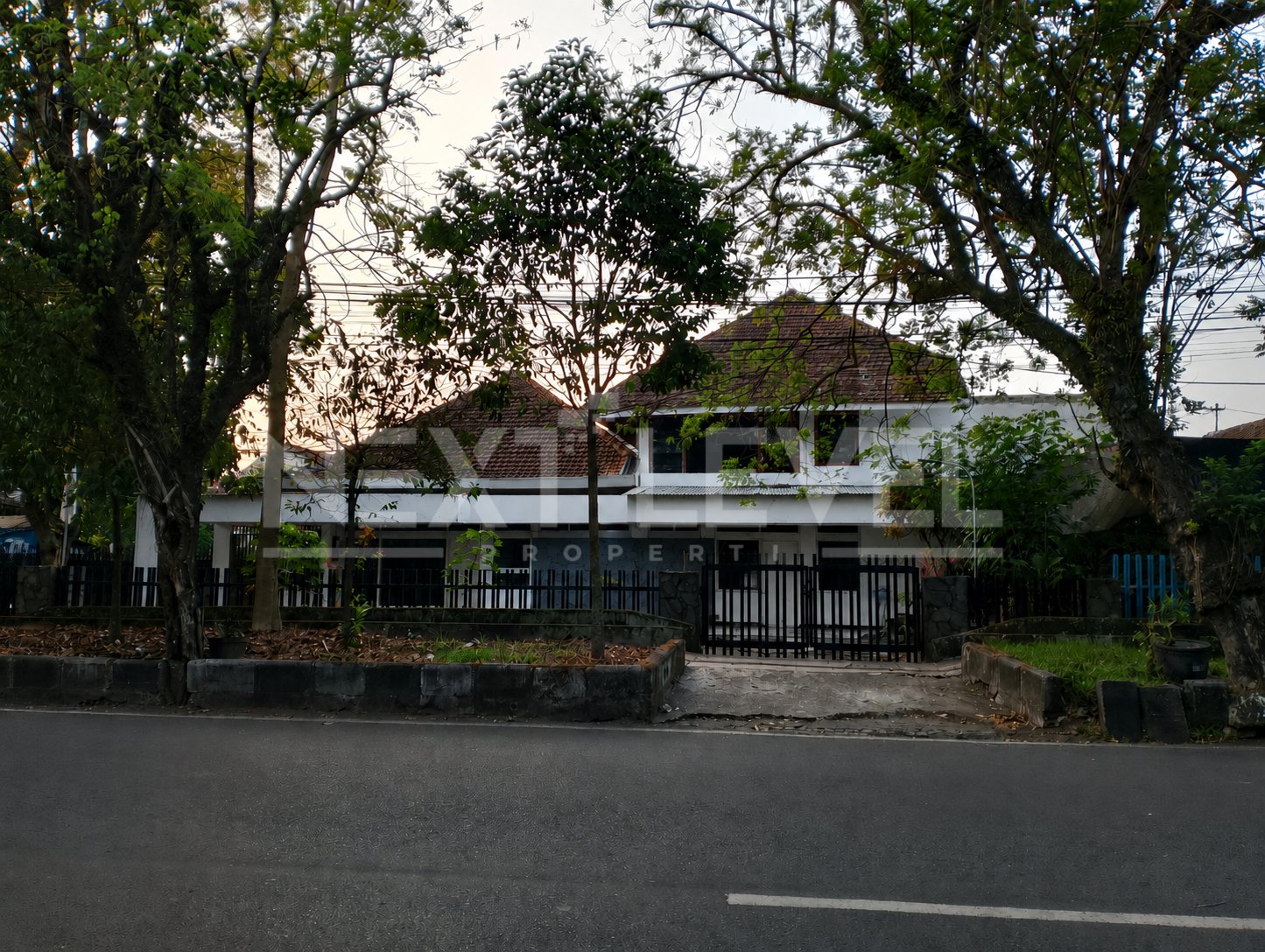 Rumah Besar Tengah Kota Malang. Dekat Universitas Brawijaya, Ijen Boulevard, RS Saiful Anwar, pusat kuliner, sekolah, dan pusat Kota Malang.MLG00143