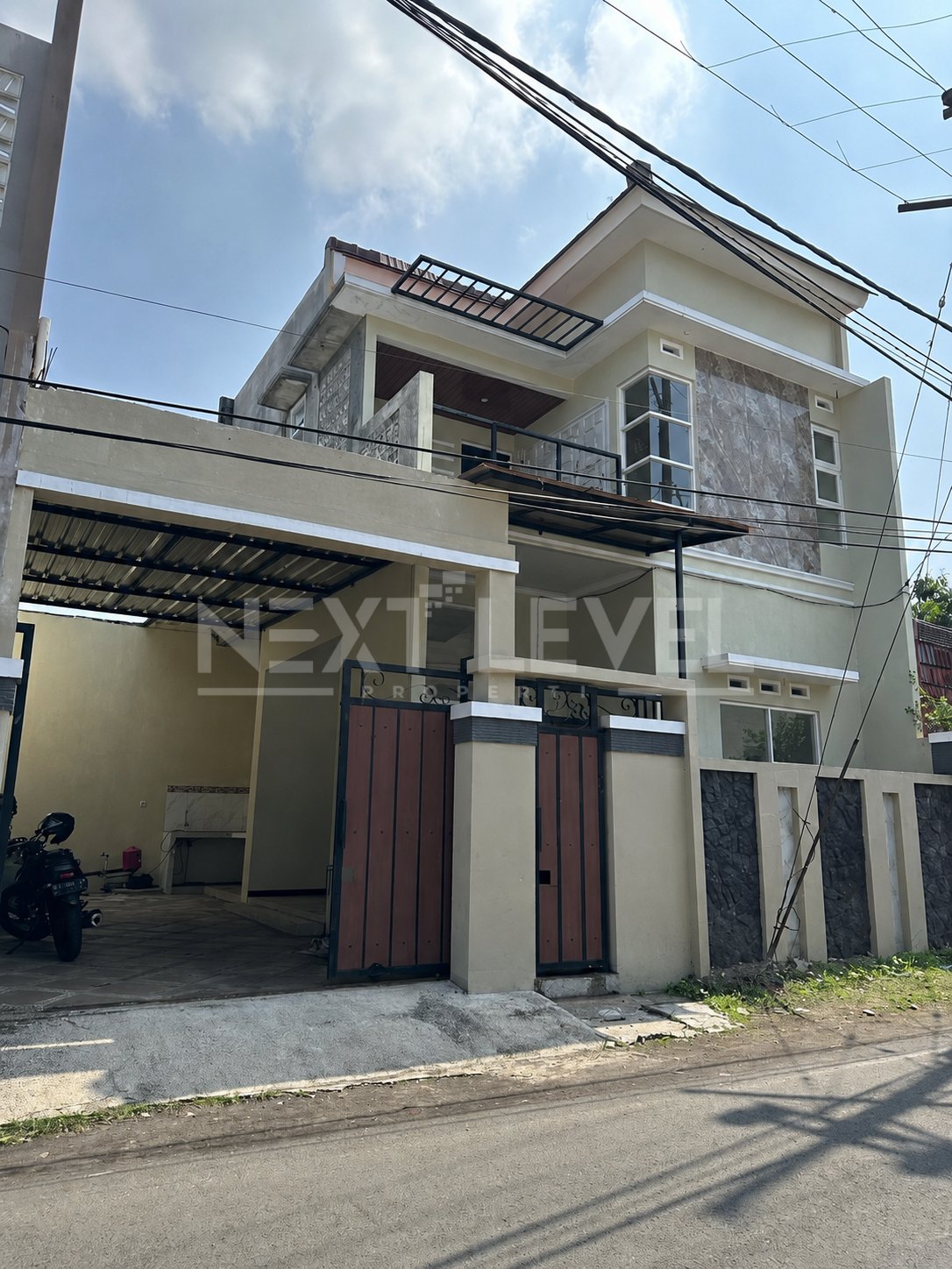 Rumah Modern 2 Lantai. Dekat Ijen Boulevard, Universitas Brawijaya, MOG, sekolah, pusat kuliner, dan pusat Kota Malang.MLG00144