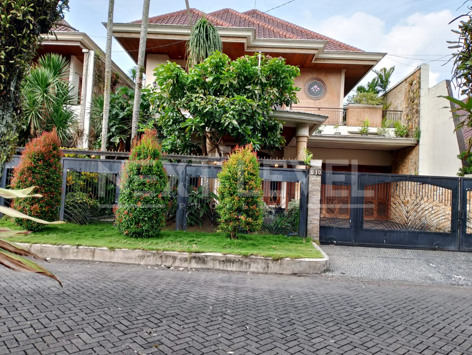 Rumah Mewah 2 Lantai di Jl. Pahlawan Trip Malang. Dekat Ijen Boulevard, Cyber Mall Malang, Universitas Brawijaya, RS Lavalette, pusat kuliner.MLG00146