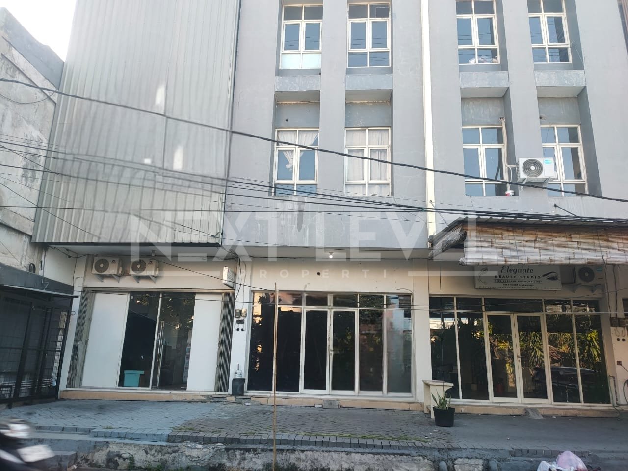 Ruko Strategis di daerah dukuh Kupang Surabaya barat