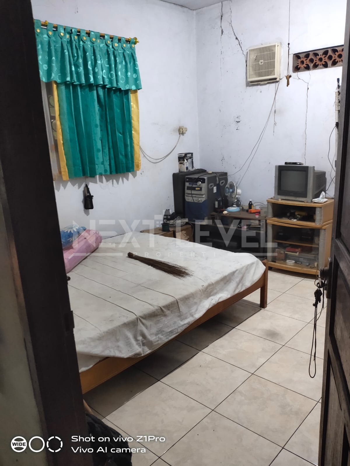 Dijual Rumah Dengan Teras dan Pekarangan Luas di Karawaci, Tangerang