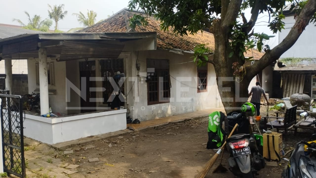 Dijual Rumah Dengan Teras dan Pekarangan Luas di Karawaci, Tangerang