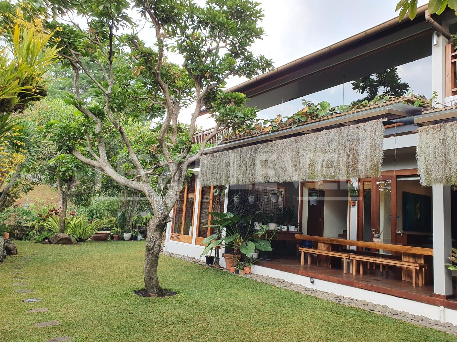DIJUAL RUMAH HIJAU TROPICAL MODERN KONTEMPORER DI DAGO PAKAR RESORT BANDUNG