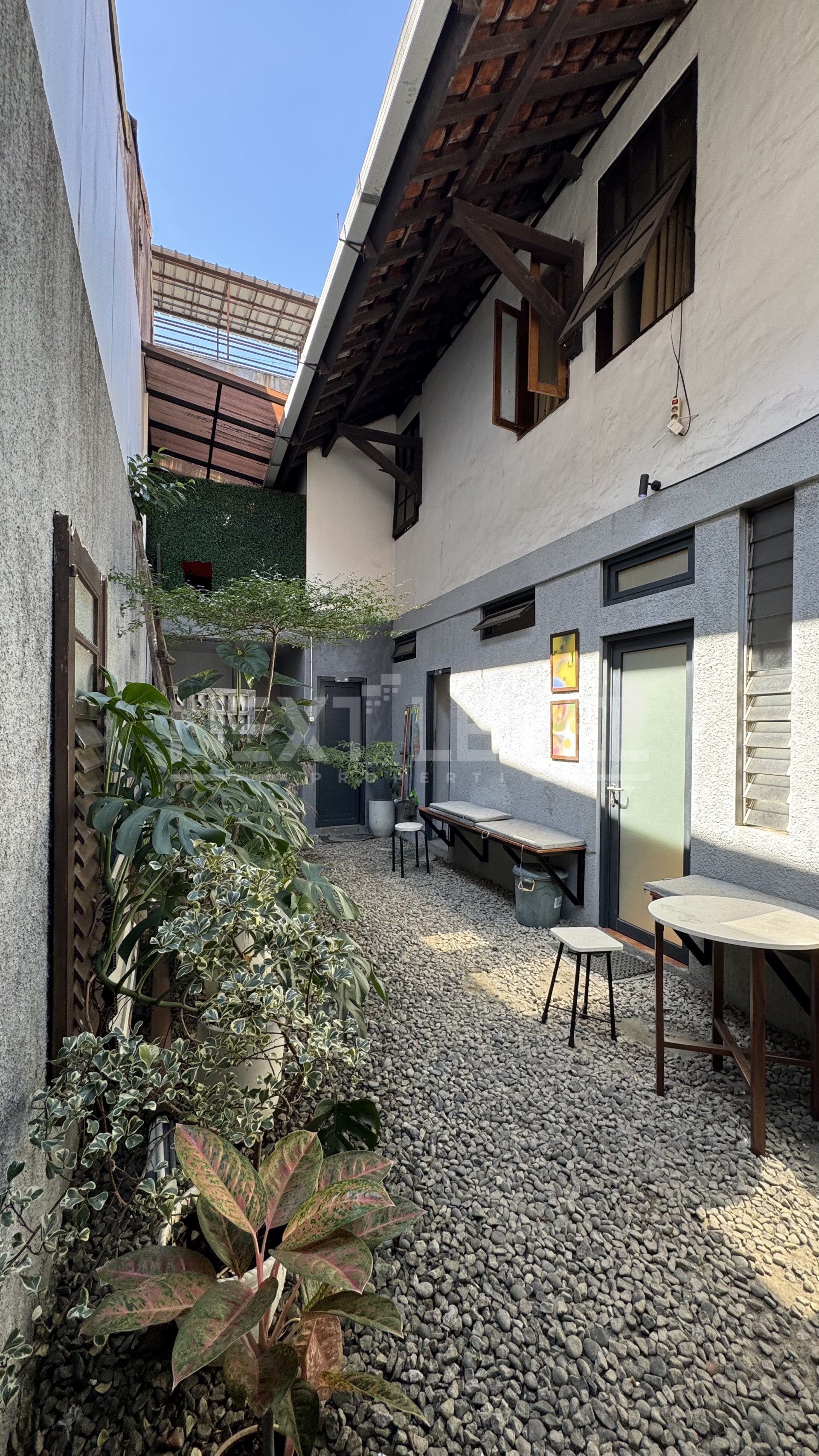 Dijual Rumah bonus Cafe di sayap Dago Bandung 