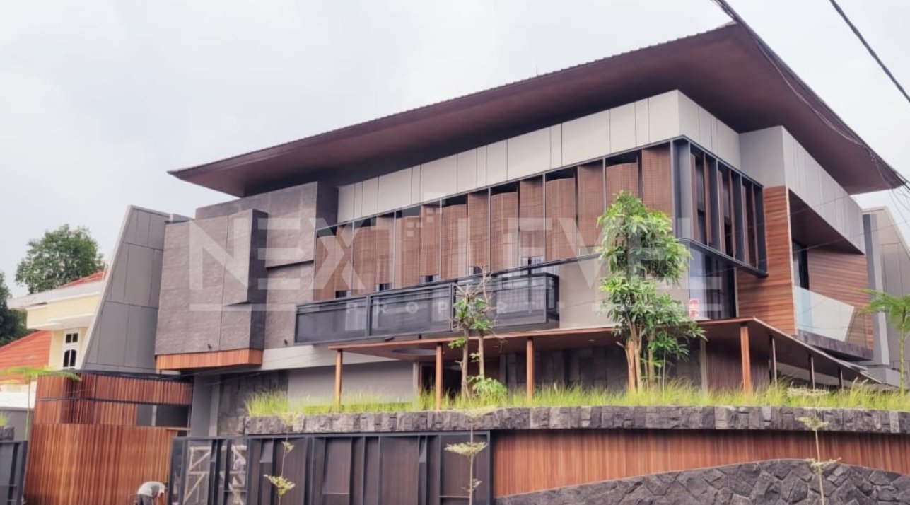 Rumah Mewah Ada Air Terjunnya di Manyar, Surabaya, Desain Modern Minimalis Siap Huni