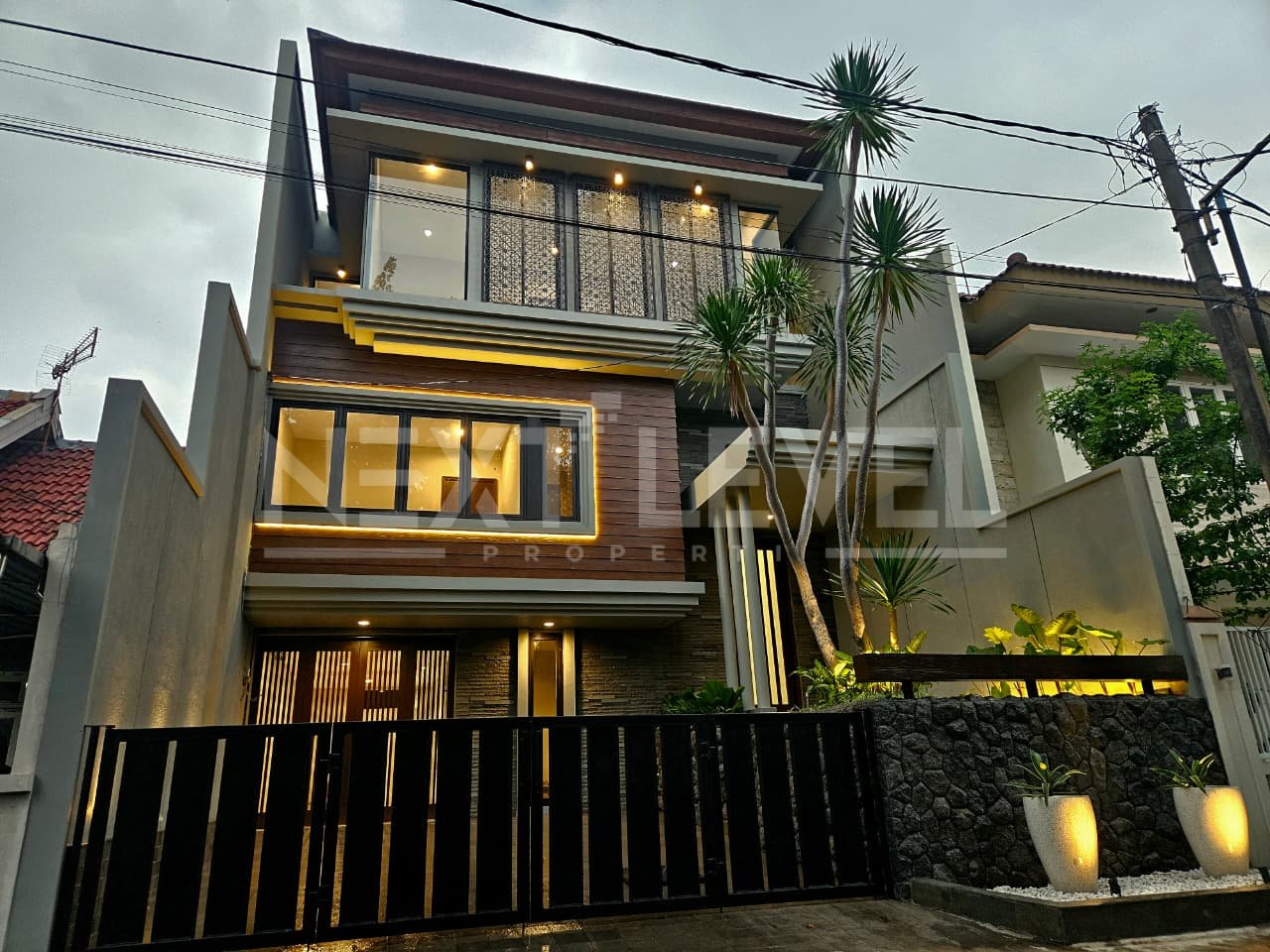 DIJUAL! Rumah Modern Style 3 Lantai MODERN STYLE (3 lantai) Turun Harga 4,1M--->3.9M--->3,59M masih Nego