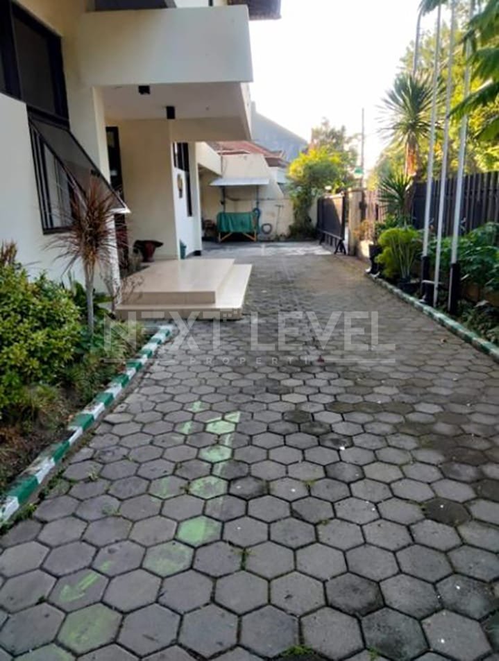 Dijual rumah besar cocok untuk kantor di saronojiwo