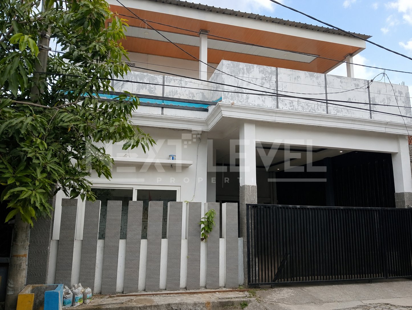 DISEWAKAN RUMAH MODERN DI TAMAN PONDOK INDAH WIYUNG SURABAYA 