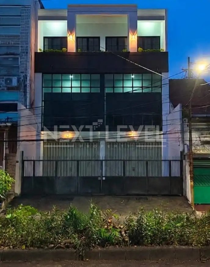 Disewakan ruko sejajar bangunan baru di Raya Darmo Baru Barat, Surabaya.