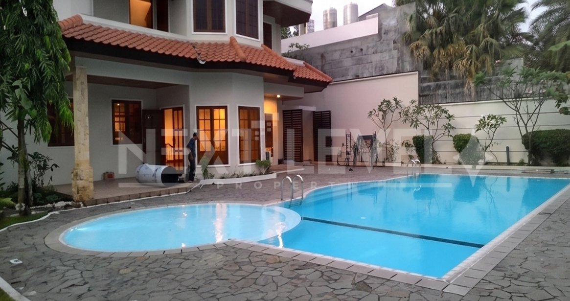 Golf View + Swimming Pool Rumah Mewah Graha Family, Surabaya