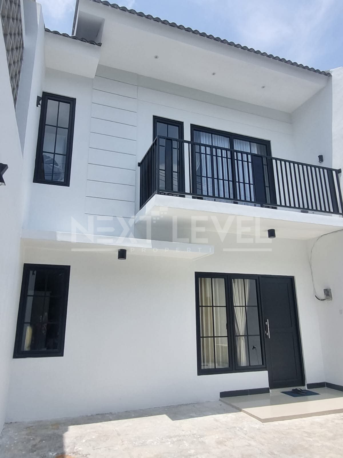 DIJUAL RUMAH AMERICAN CLASSIC (SEMI FURNISH)