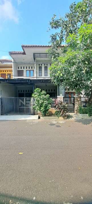 Dijual rumah asri 4+1 KT semifurnished di Grand Galaxy City bisa KPR