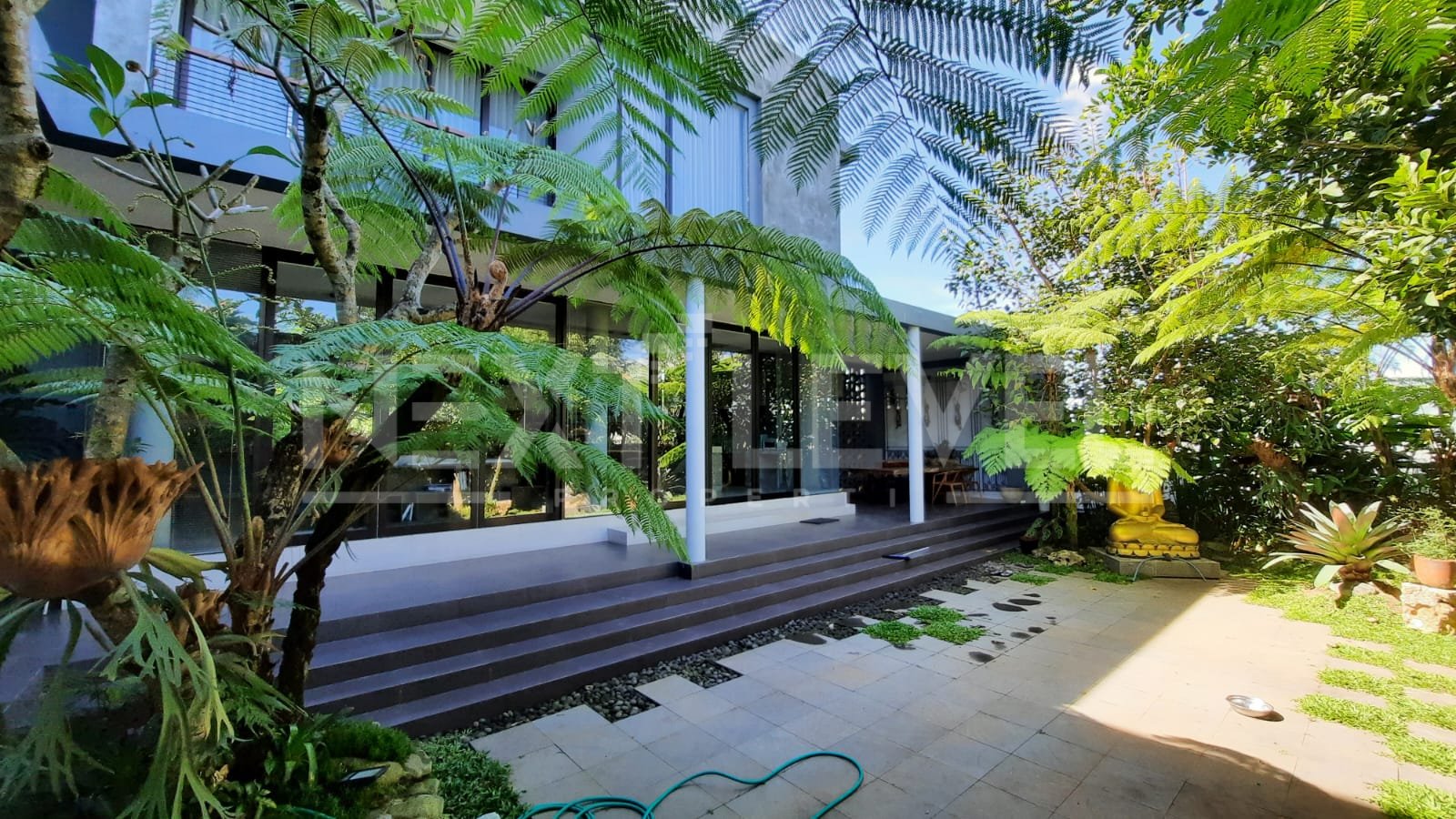 Jual Vila Pribadi dan Resto Masih Beroperasi 