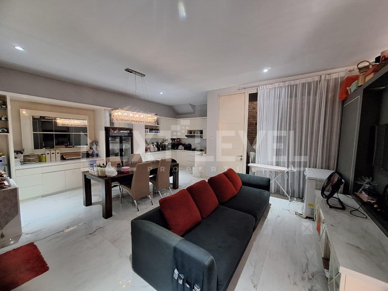 DIJUAL Rumah Istimewa di Pakuwon City. Siap Huni!