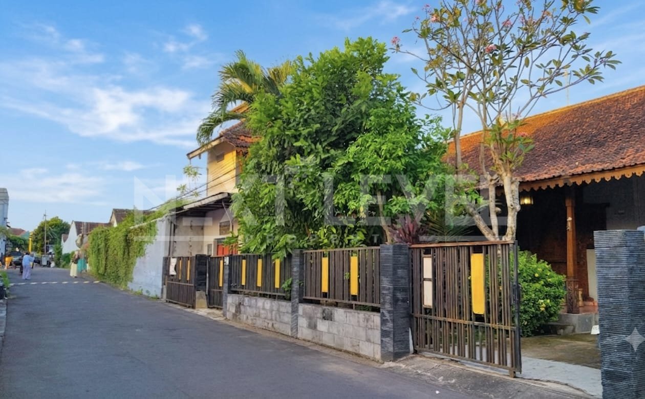 DIJUAL RUMAH ASRI - HANYA 5 MENIT KE KAMPUS UGM