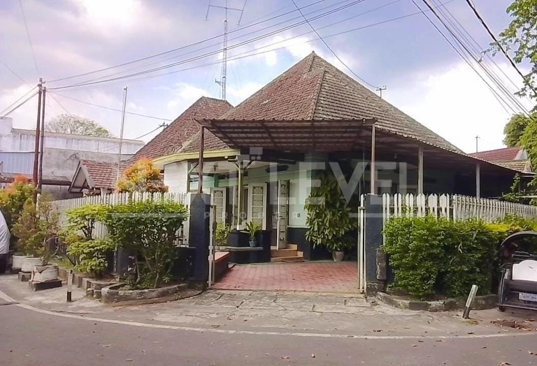 RUMAH STRATEGIS LT 352 M² DI PUSAT KOTA MALANG — SHM, 4+1 KT, CARPORT LUAS & STRATEGIS DI KASIN, KLOJEN, KOTA MALANG 3 MOBIL 