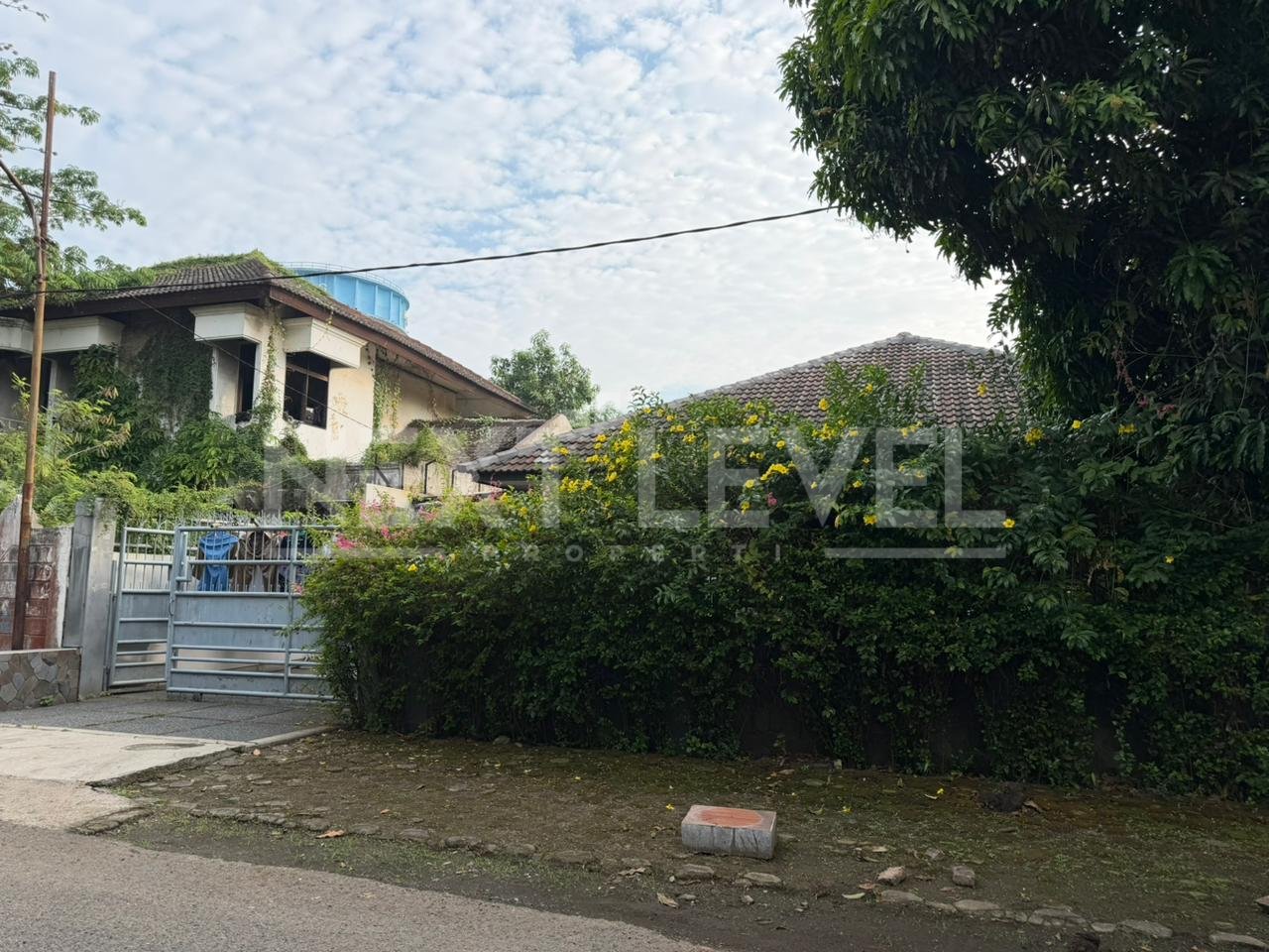 RUMAH PREMIUM LT 569 M² DI NAGASARI KARAWANG — LB 400 M², 5 KT, 4 KM