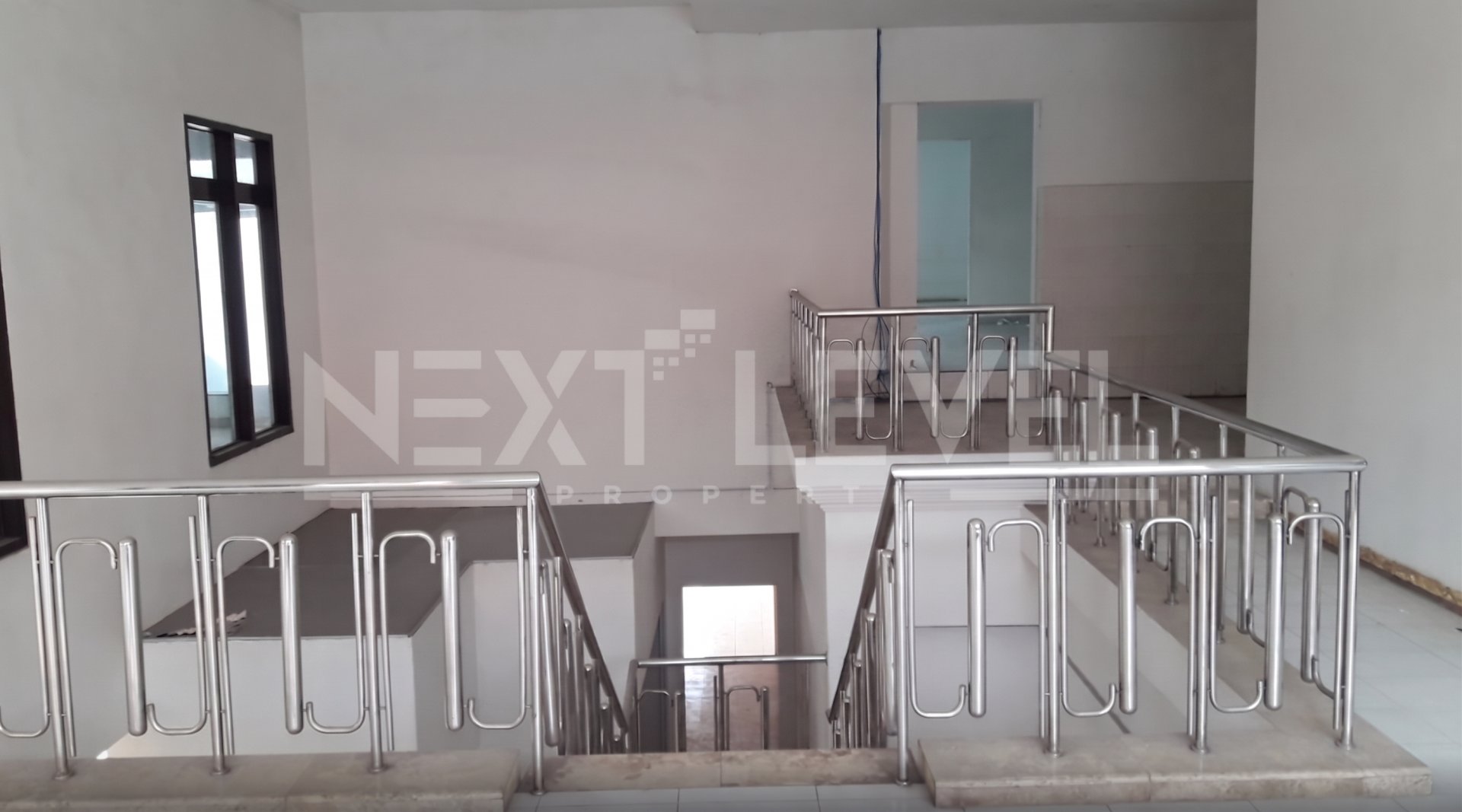 Ruko 2,5 Lantai Nol Jalan Tengah Surabaya, Parikiran Luas