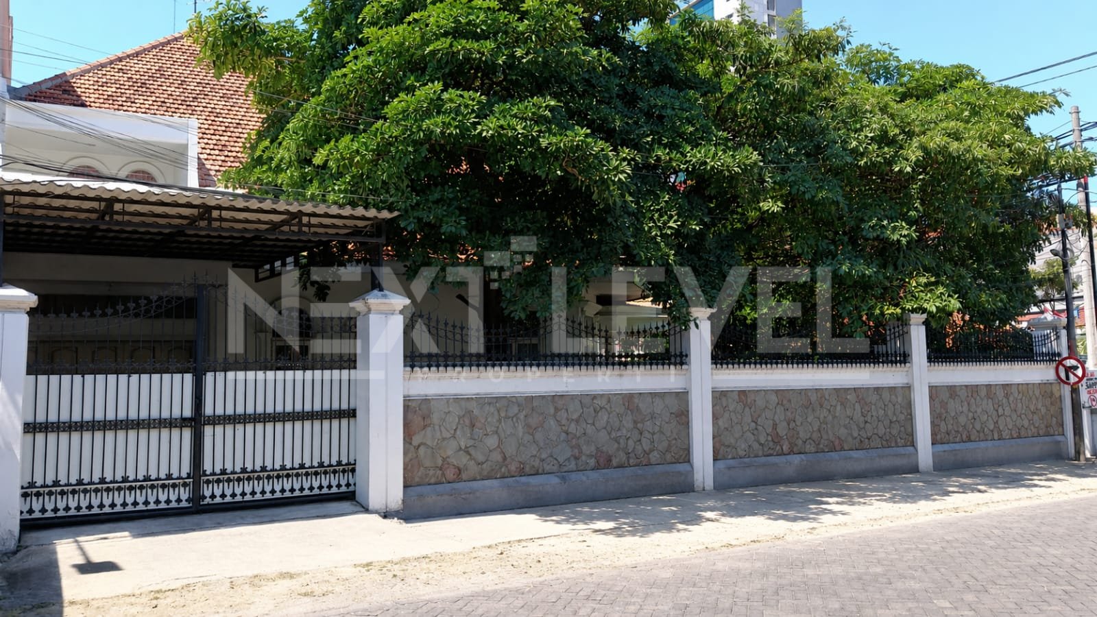 Dijual Rumah siap huni letak strategis di jalan raya Ambengan 