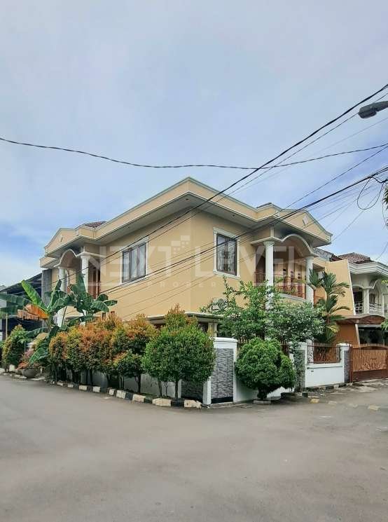 Jual rumah huk 2 lantai hadap taman lingkungan Krisan Grand Galaxy