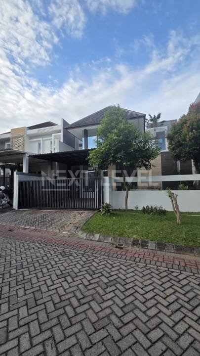 Dijual rumah di graha family Surabaya barat