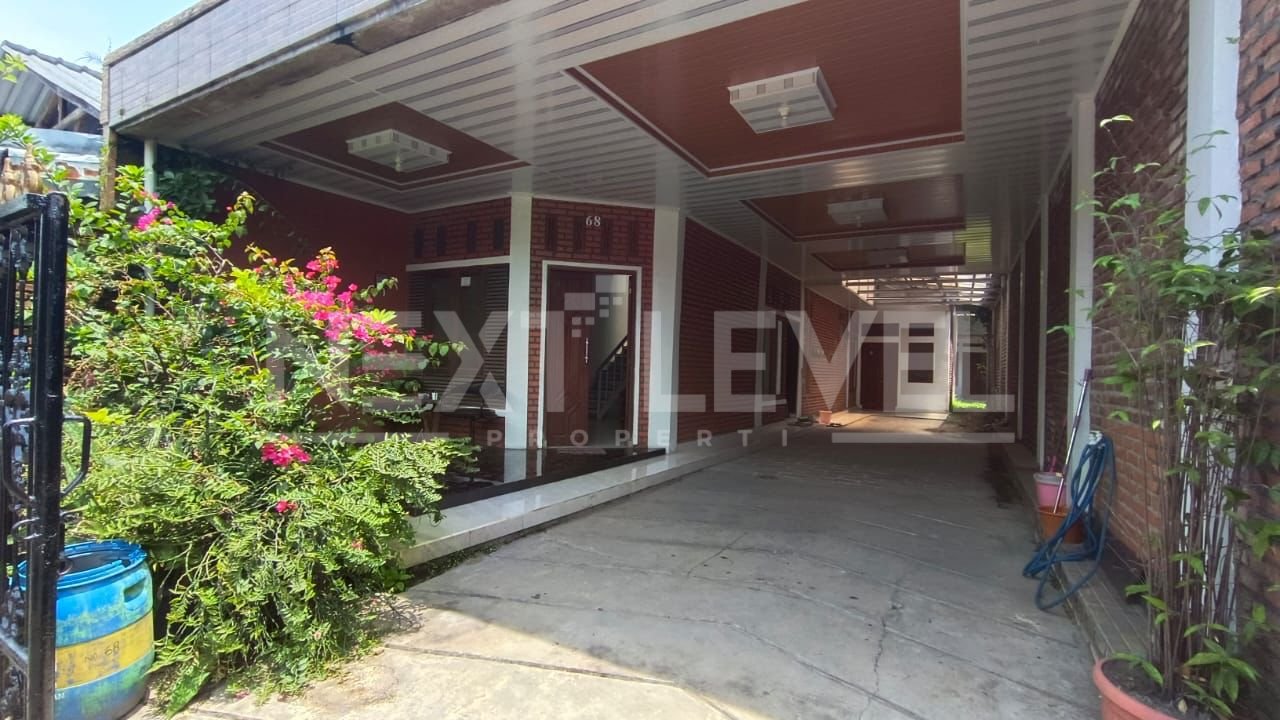 RUMAH BESAR STRATEGIS DI BUAH BATU, KOTA BANDUNG | LT 302 m² | LB 200 m² | 3 PAVILIUN | GARASI 4 MOBILSATU PROPERTI, BANYAK FUNGSI!