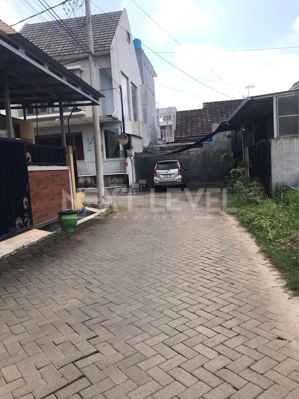 RUMAH HOOK 2 MUKA  1,5 LANTAI — LOKASI STRATEGIS TASIKMADU, LOWOKWARU