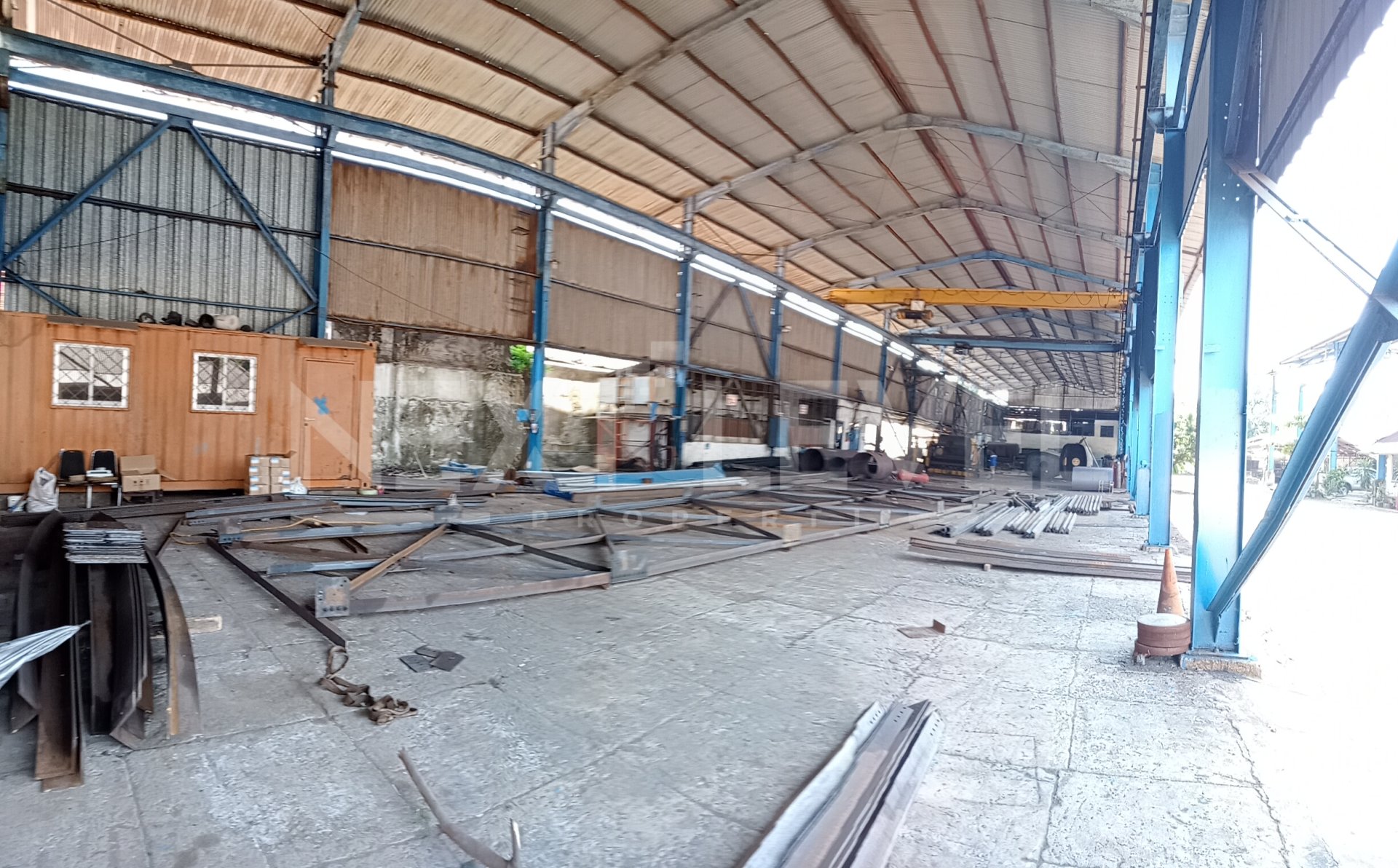 Jual gudang ex workshop ( bengkel besi ) di Waru.