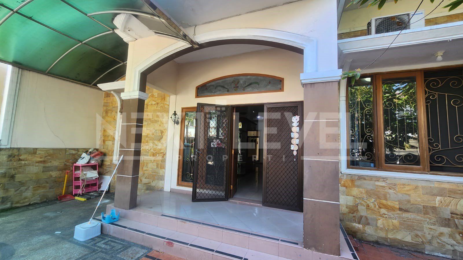 DISEWAKAN: RUMAH RAPI & SIAP HUNI DI TAMAN MUTIARA, PAKUWON CITY – SURABAYA TIMUR