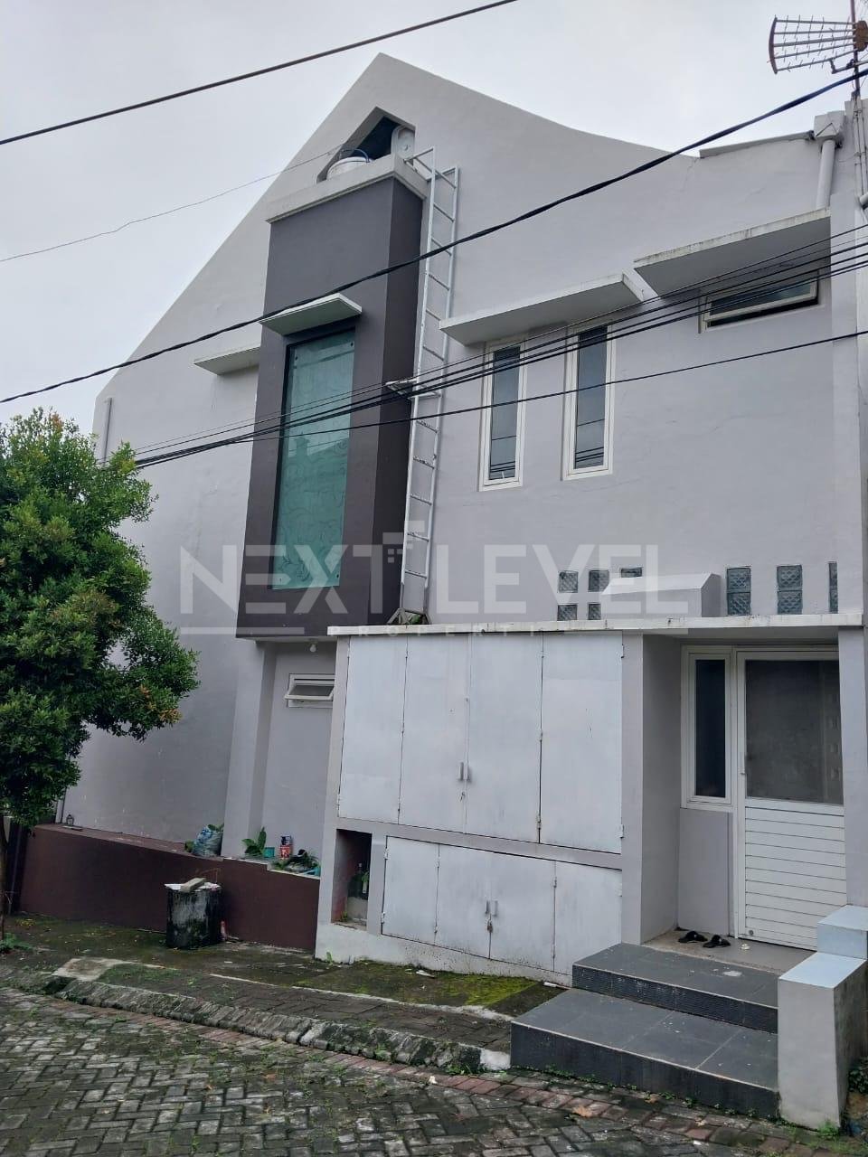 Rumah 2 Lantai dengan Desain Modern di Perum oma Campus, Malang.MLG00011