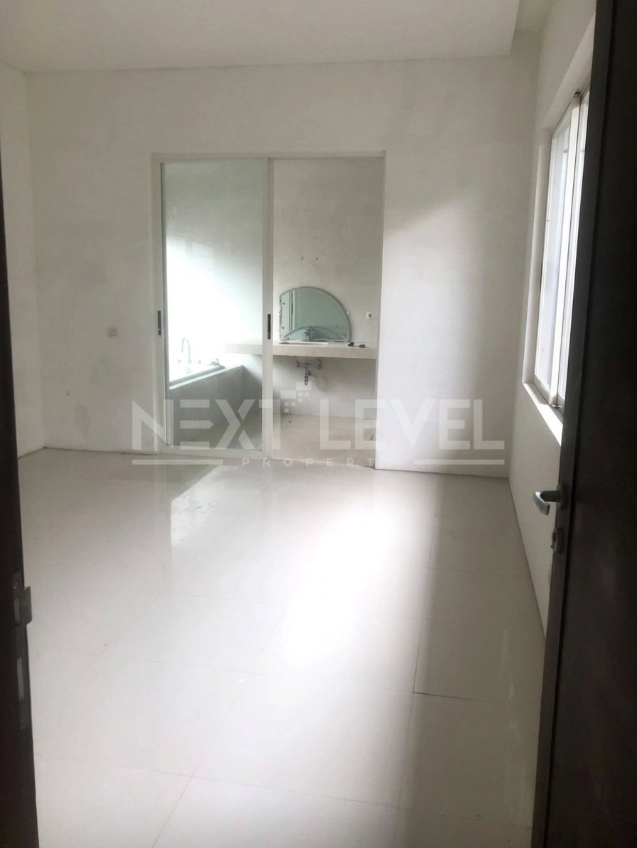 Boleh Disewa! Rumah Luas Bagus Full AC Graha Natura, Surabaya