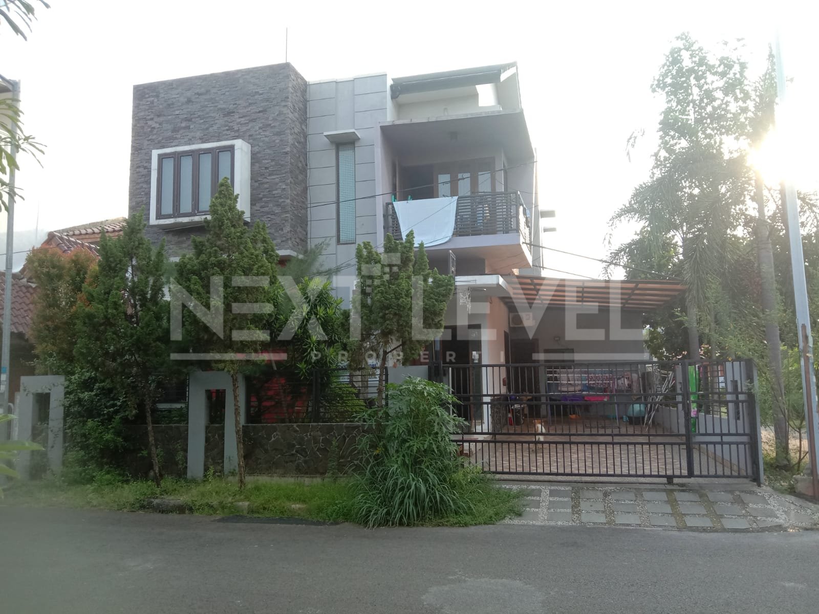Rumah 2 Lantai Hook di Metland