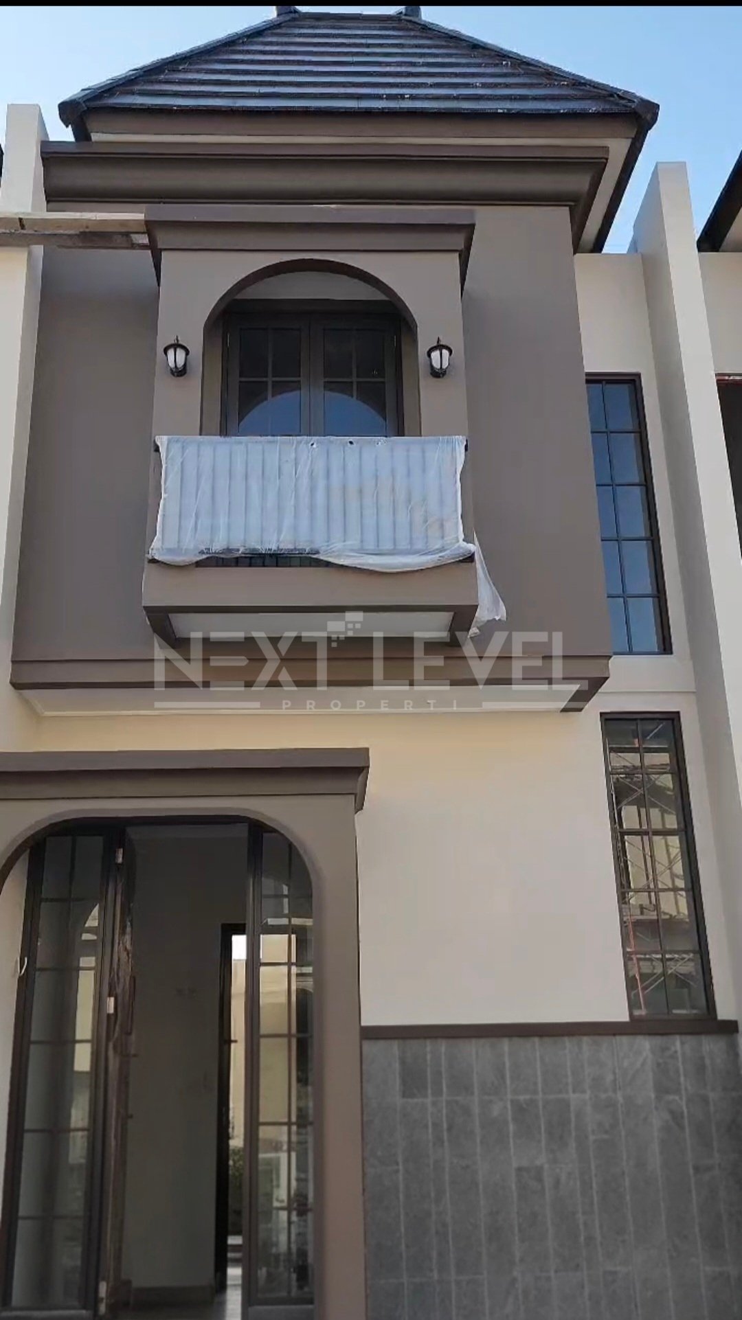Dijual Rumah 2 Lt American Classic Modern Alana Palace Regency di Gununganyar Surabaya 