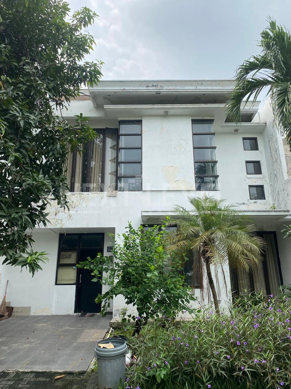 Rumah mewah di Villa Taman Telaga Citraland Surabaya 