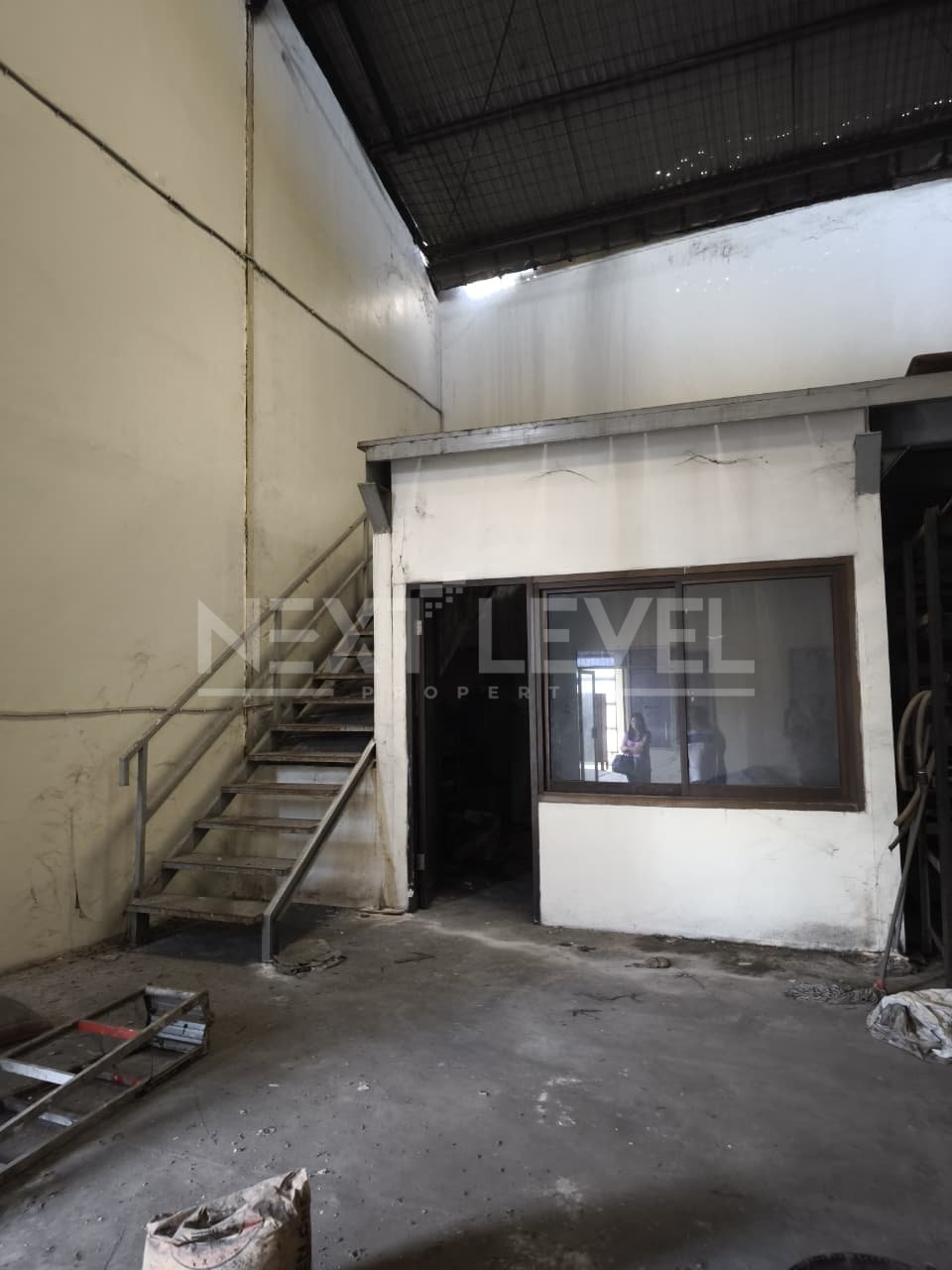 DI SEWAKAN GUDANG MARGOMULYO ANGTROPOLIS